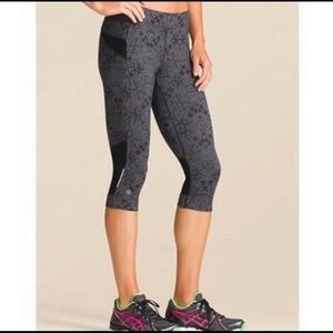 SOLD | ATHLETA | Gray & Black Athletic Capris